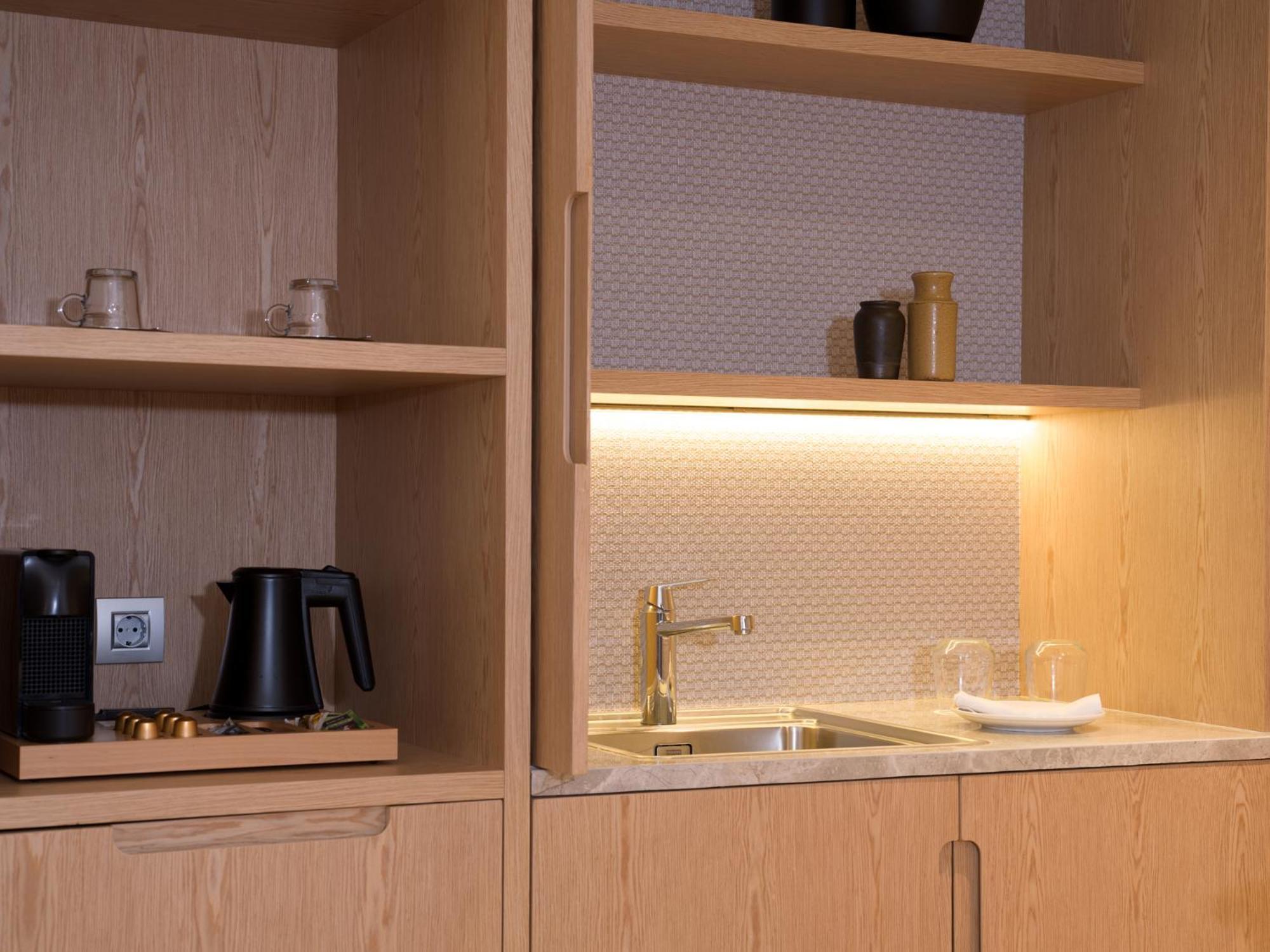 Ammoa Luxury Hotel & Spa Resort Nikiti  Exterior foto A wet bar in a hotel room