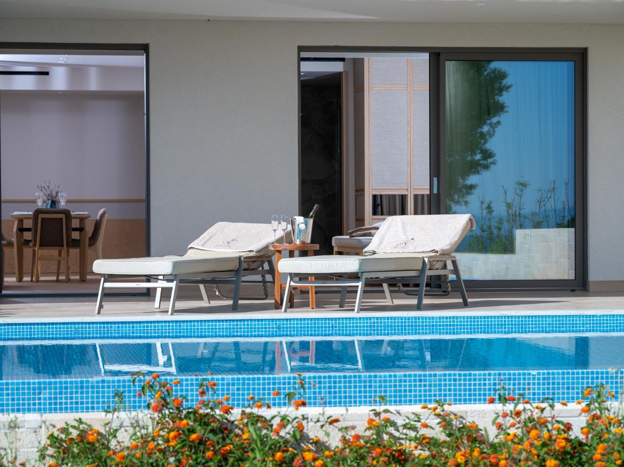 Ammoa Luxury Hotel & Spa Resort Nikiti  Exterior foto A private pool at a villa